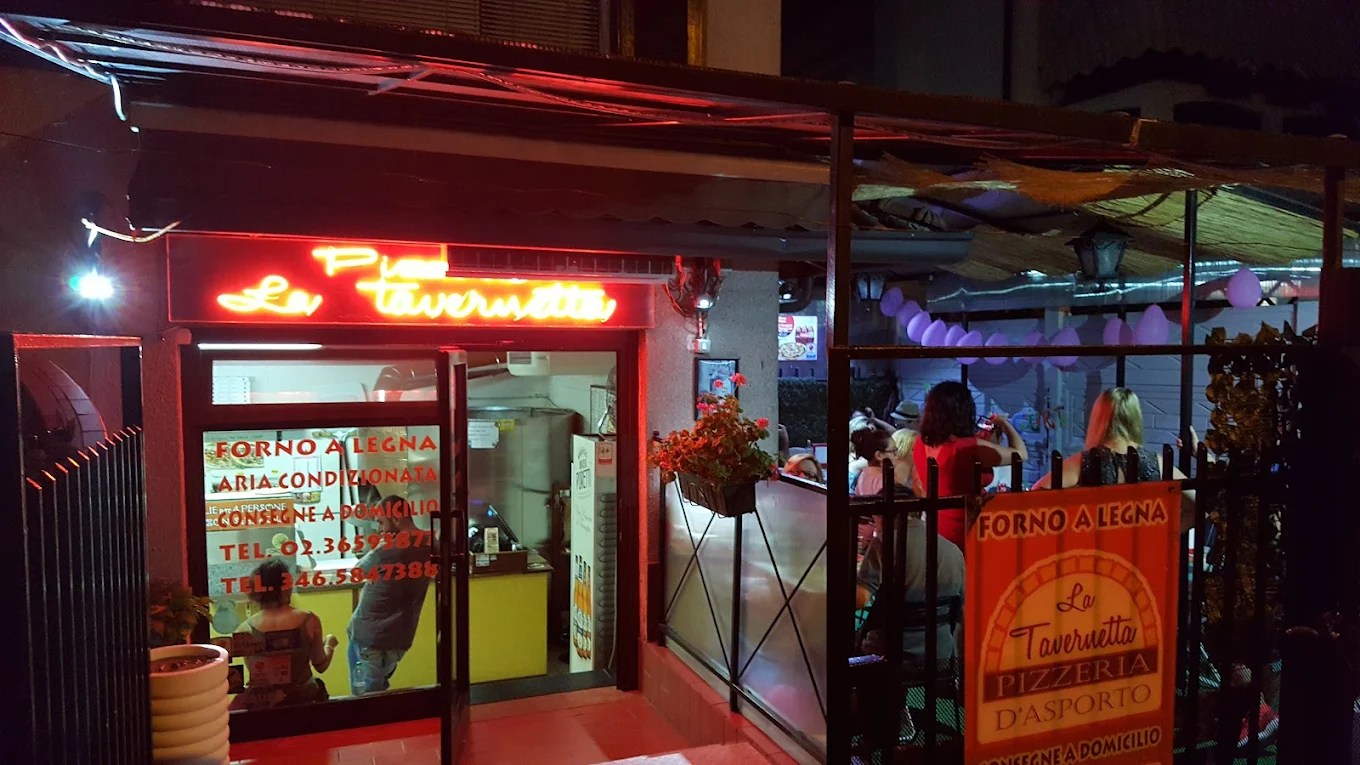 Pizza appena sfornata su tavolo rustico